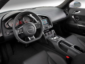 La photographie suivante prsent le <b>poste de conduite</b> de la nouvelle Audi R8.<br>
Tout est fait pour le conducteur: l'instrumentation est compltement dirige vers lui, toutes les commandes sont rassembles  porte de main. on note mme une sparation entre le poste du conducteur et le sige du passager, dlimitant l'espace entre le pilote et son inutile passager..