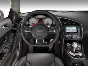 Le poste de conduite de cette Audi R8 est rsolument sportif. Les couleurs de l'habitacle sont sombres, avec quelques touches de mtal renforant ce caractre sportif. L'instrumentation est claire et lisible. La technologie est galement au rendez-vous, avec ce grand cran couleur au milieu de la console centrale.