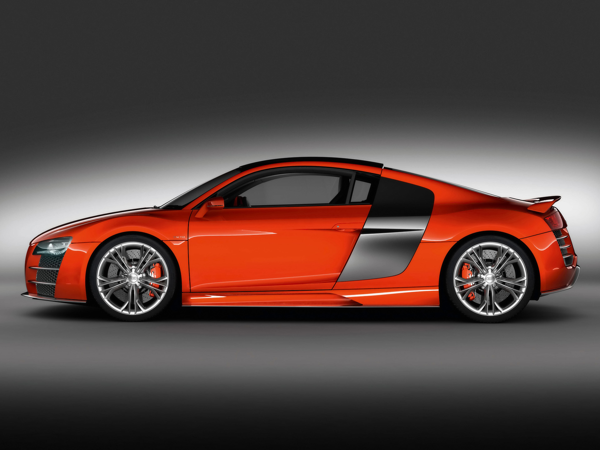 Le profil de l’Audi R8 TDI Le Mans est semblable à celui de l’Audi R8 de série, tout en apportant quelques modifications au niveau de la face avant avec ce nouveau bouclier, et surtout cet aileron arrière fixe. Sur l’Audi R8, l’aileron arrière était rétractable dans la malle arrière. Sur le concept-car Audi R8 TDI Le Mans, l’aileron est fixe, et de taille plus imposante. 